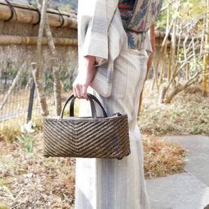 籐のV字網代編みハンドバッグ